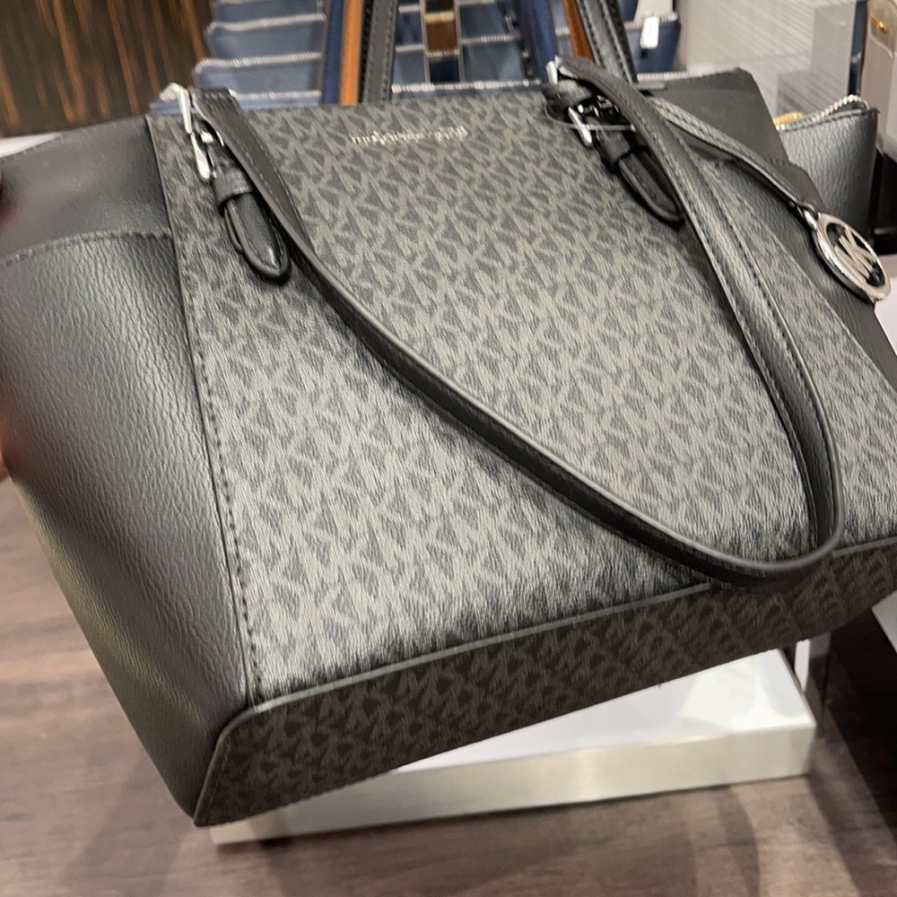 MICHAEL KORS CHARLOTTE LARGE TOP ZIP Tote bag - Picture 4 of 16